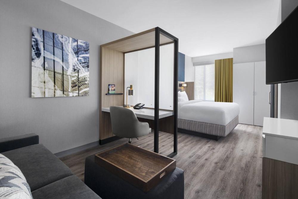 King Suite with Bathtub and Trundle Sofa - Mobility Access/Communication Assistance interior